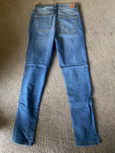 Load image into Gallery viewer, Judy Blue size 5/27 skinny fit jeans Zipper/button closure, pockets D Women's 4
