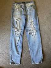 Load image into Gallery viewer, Judy Blue boyfriend fit size 5/27 Color spots, zipper/button closure, pockets Women's 6
