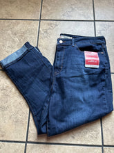 Load image into Gallery viewer, Levis NWT mid rise capris Women's 16
