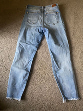 Load image into Gallery viewer, Judy Blue size 5 boyfriend fit jeans Zipper/button closure, pockets Women's 4
