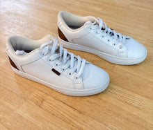Load image into Gallery viewer, Levis white and tan sneakers lace up Low top skate shoes 8 (Adult)
