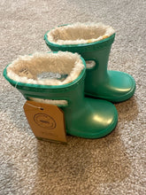 Load image into Gallery viewer, Bogs NWT green furr lined some discoloration at top from maybe glue 4 (Toddler)
