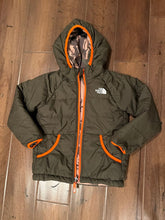 Load image into Gallery viewer, North Face, winter reversible coat with hood Camo &amp; dark green 4T
