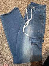 Load image into Gallery viewer, Amazon Baggy cargo jeans with tie Women's - M
