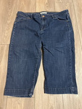 Load image into Gallery viewer, Levis 545 denim capris, EUC Women's 16
