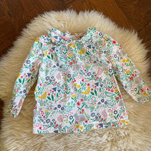 Load image into Gallery viewer, Baby Boden bite printed top with Peter Pan collar Size 12-18, long sleeved, print is floral and little critters 12 Months
