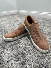 Load image into Gallery viewer, Report Brown - Never Worn 9-1/2 (Adult)
