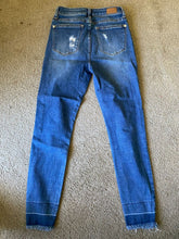 Load image into Gallery viewer, Judy Blue size 5/27 skinny fit jeans Zipper/button closure, pockets F Women's 4

