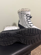 Load image into Gallery viewer, Totes snow boots size 9wide White with black some wear on heels 9 (Adult)
