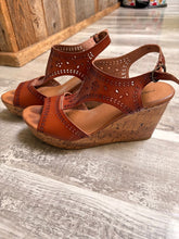 Load image into Gallery viewer, Maurices Brown leather floral wedge heel sandals 9 (Adult)
