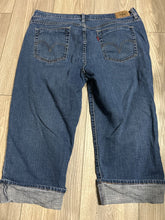 Load image into Gallery viewer, Levi 515 Denim Capri Women's 16

