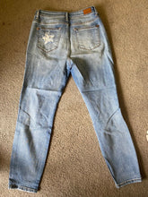 Load image into Gallery viewer, Judy Blue size 7 boyfriend fit jeans Blue zipper/button closure pockets Women's 6
