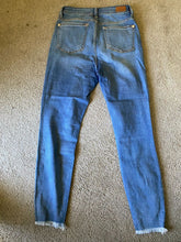 Load image into Gallery viewer, Judy Blue size 5/27 skinny fit jeans Zipper/button closure, pockets E Women's 4
