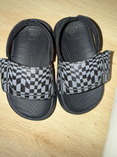 Load image into Gallery viewer, Reef worn twice reef sandals 6 (Toddler)
