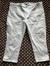 Load image into Gallery viewer, Chaps White capris, petite, EUC Women's 16
