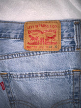 Load image into Gallery viewer, Levis Mens denim jeans, 33 w 32 l 33
