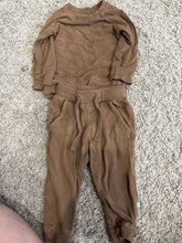 Load image into Gallery viewer, Kyte 6-12 sweatset. Small stain on collar. 6 Months
