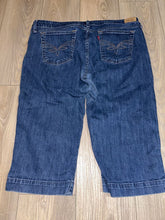 Load image into Gallery viewer, Levis 545 denim capris, EUC Women's 16
