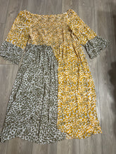 Load image into Gallery viewer, Cato Long top opens down front EUC Women's - XXXL
