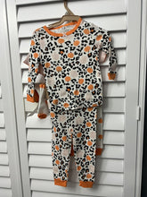 Load image into Gallery viewer, Chick pea 5 pc pj set NWT Halloween pinks/ pumpkins 12 Months
