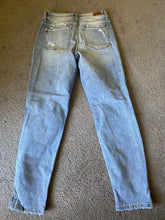 Load image into Gallery viewer, Judy Blue boyfriend fit size 5/27 Color spots, zipper/button closure, pockets Women's 6
