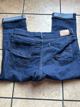 Load image into Gallery viewer, Levis NWT mid rise capris Women's 16
