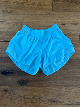 Load image into Gallery viewer, Lululemon hotty hot shorts size 4 Low rise 4 inch inseam 12
