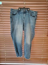Load image into Gallery viewer, Torrid crop boyfriend vintage stretch jeans Light denim crop boyfriend vintage stretch women's jeans 20 Women's 20
