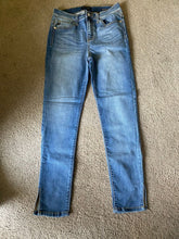 Load image into Gallery viewer, Judy Blue size 5/27 skinny fit jeans Zipper/button closure, pockets D Women's 4
