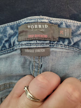 Load image into Gallery viewer, Torrid crop boyfriend vintage stretch jeans Light denim crop boyfriend vintage stretch women's jeans 20 Women's 20
