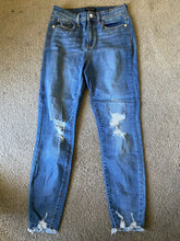 Load image into Gallery viewer, Judy Blue size 5/27 skinny fit jeans Zipper/button closure, pockets E Women's 4
