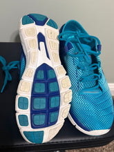 Load image into Gallery viewer, Under armor blue tennis shoes EUC 9-1/2 (Adult)
