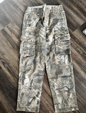 Load image into Gallery viewer, Hollister, 26x30 NWOT camo cargo  26
