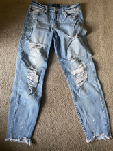 Load image into Gallery viewer, Judy Blue size 5 boyfriend fit jeans Zipper/button closure, pockets Women's 4
