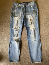 Load image into Gallery viewer, Judy Blue size 7 boyfriend fit jeans Blue zipper/button closure pockets Women's 6

