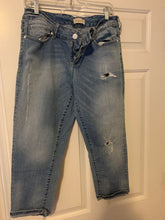 Load image into Gallery viewer, Sevens Jean capri with holes Women's 12
