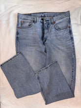 Load image into Gallery viewer, Levis Mens denim jeans, 33 w 32 l 33
