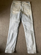 Load image into Gallery viewer, Risen size 7 jeans button fly Pockets Women's 6
