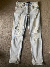 Load image into Gallery viewer, Risen size 7 jeans button fly Pockets Women's 6
