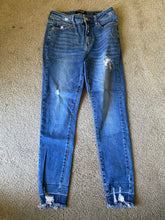 Load image into Gallery viewer, Judy Blue size 5/27 skinny fit jeans Zipper/button closure, pockets F Women's 4
