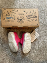 Load image into Gallery viewer, Cienta NIB hot pink size 18 or 2.5 infant 2 (Infant Shoe)
