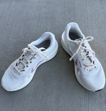 Load image into Gallery viewer, Nike VGU white and mauve sneakers 11-1/2 (Adult)
