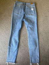 Load image into Gallery viewer, Judy Blue size 7 skinny fit blue jeans Pockets, zipper/button closure J Women's 6
