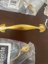 Load image into Gallery viewer, Gliderite 5 gold handle pulls with hardware
