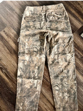 Load image into Gallery viewer, Hollister, 26x30 NWOT camo cargo  26
