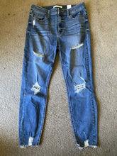 Load image into Gallery viewer, Eunina size 11 jeans 71 cotton, 26 poly, 3 spandex Women's 10
