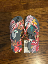 Load image into Gallery viewer, Vera Bradley NWT flip flops size 7-8 7 (Adult)
