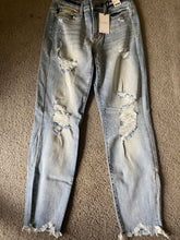 Load image into Gallery viewer, Judy Blue size 3 boyfriend fit NEW Mid rise, bleach splash Women's 2
