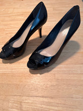 Load image into Gallery viewer, Via Spiga Black patent leather peep toe heels 3.5 in heel 10 (Adult)
