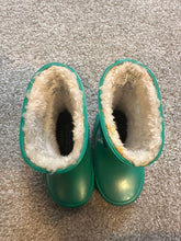 Load image into Gallery viewer, Bogs NWT green furr lined some discoloration at top from maybe glue 4 (Toddler)
